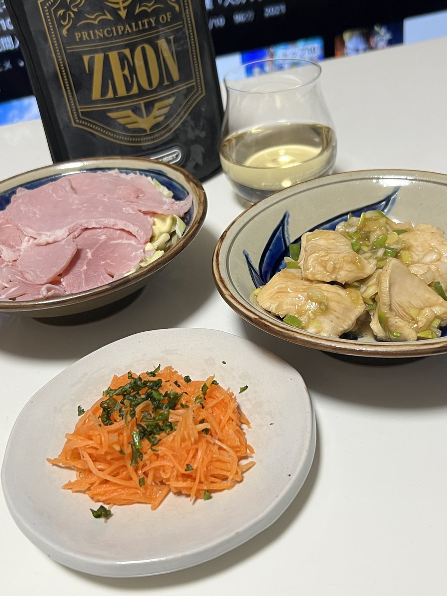 昨日の晩酌
キャロットラペ、オレンジの代わりに金柑で作ったけど美味しい！😋
リュウジさんレシピの鶏ムネのネギ塩たれ漬け🐔
なんちゃってハムきゃべつ！
白ワインでおつかれさま( ^ ^ )/□
