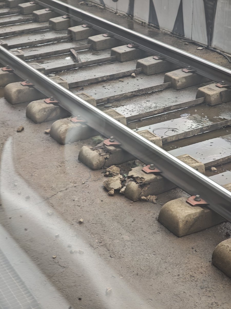 Japete86's tweet photo. Hola, @Adif_es ¿podéis daros una vuelta por la estación de Vallecas en Madrid?. El día menos pensado pasará algo @informativost5 @programadear @A3Noticias @EspejoPublico @InformativosTM @AntonioRNaranjo @navedelmisterio https://t.co/Pr1aIRQ5IA