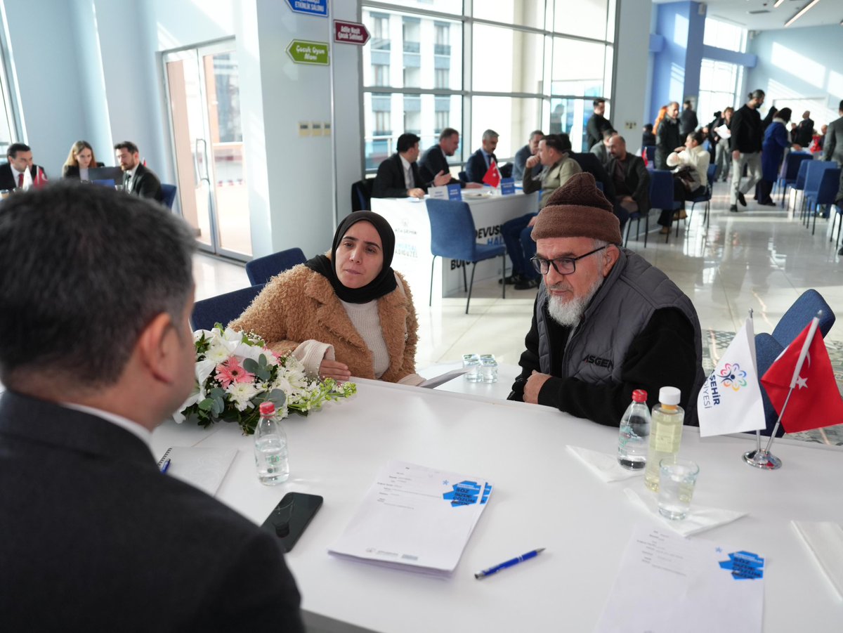 onursaladiguzel's tweet photo. Mustafa Saffet Kültür Merkezi’nde gerçekleştirdiğimiz Randevusuz Halk Buluşmamızda, komşularımızla doğrudan temas kurarak talep ve önerilerini dinledik. 

Başkan yardımcılarımız ve birim müdürlerimizle birlikte tek tek not aldığımız tüm talepleri, kısa sürede somut planlamalara dönüştürerek çözüme kavuşturacağız. Günün ilk saatlerinden itibaren halk buluşmamıza katılarak fikriyle, sözüyle Ataşehir’in geleceğine katkı sunan tüm komşularımıza gönülden teşekkür ediyorum.