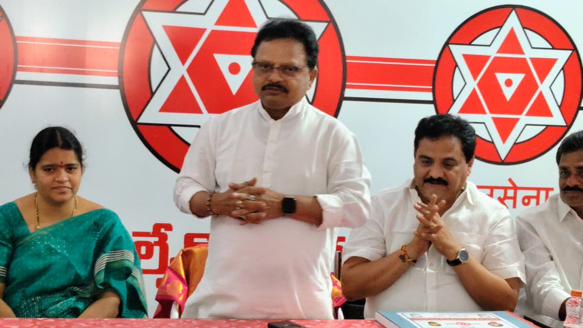 Teampolsena's tweet photo. రైల్వే కోడూరు జనసేన పార్టీ కార్యాలయంలో  ప్రధాన కార్యదర్శి @TSivasankararao 
గారు,జనసేన నాయకులకు,కార్యకర్తలకు విలువైన సలహాలు,సూచనలు చేశారు.
@PawanKalyan @JanaSenaParty https://t.co/lA2Dx3PiKP