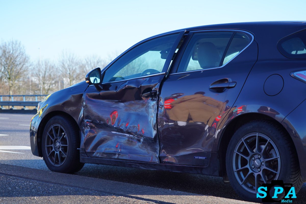 Flinke schade na aanrijding op Oostweg in Zoetermeer