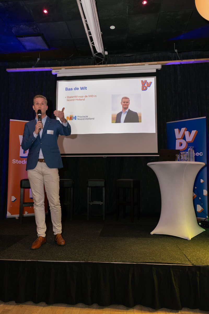 JoeyLeeuwinga's tweet photo. Afgelopen vrijdag vond het Politiek Café van VVD Stede Broec plaats: een inspirerende én gezellige avond. We ontmoetten elkaar, luisterden naar het sterke pleidooi van Bas de Wit voor onze regio en gingen in gesprek met ondernemers over hun verhaal. https://t.co/hy1Qi6wFW6