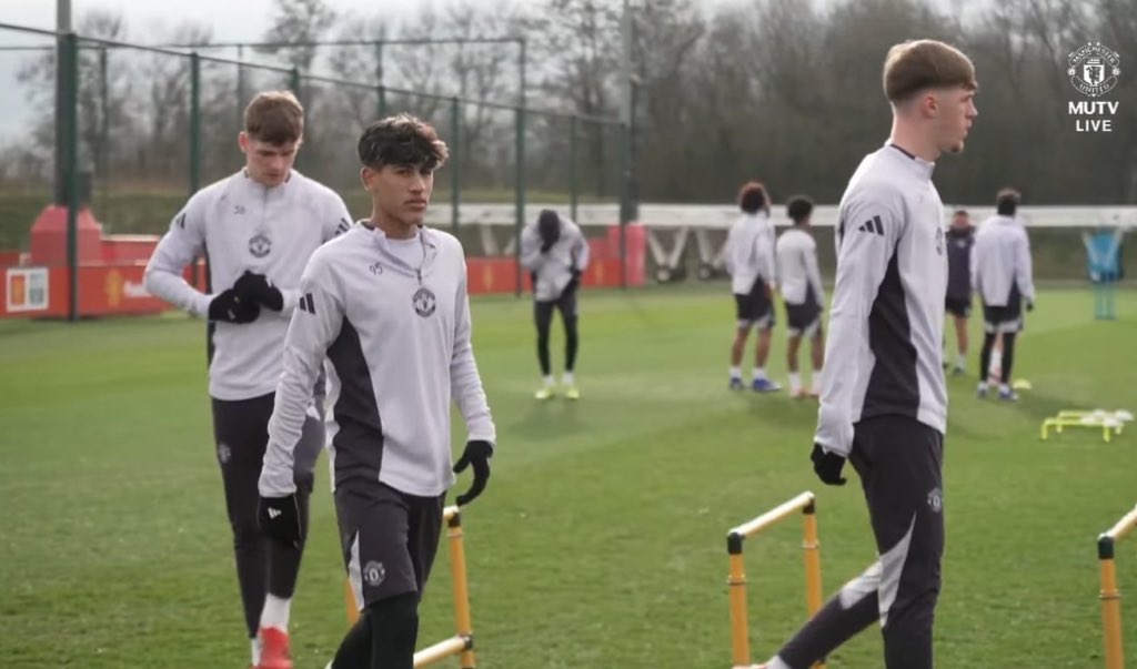 🚨🚨📸 NEW!!

JJ Gabriel pictured in Manchester United first-team training AGAIN today! #MUFC [MU] 🌟💫