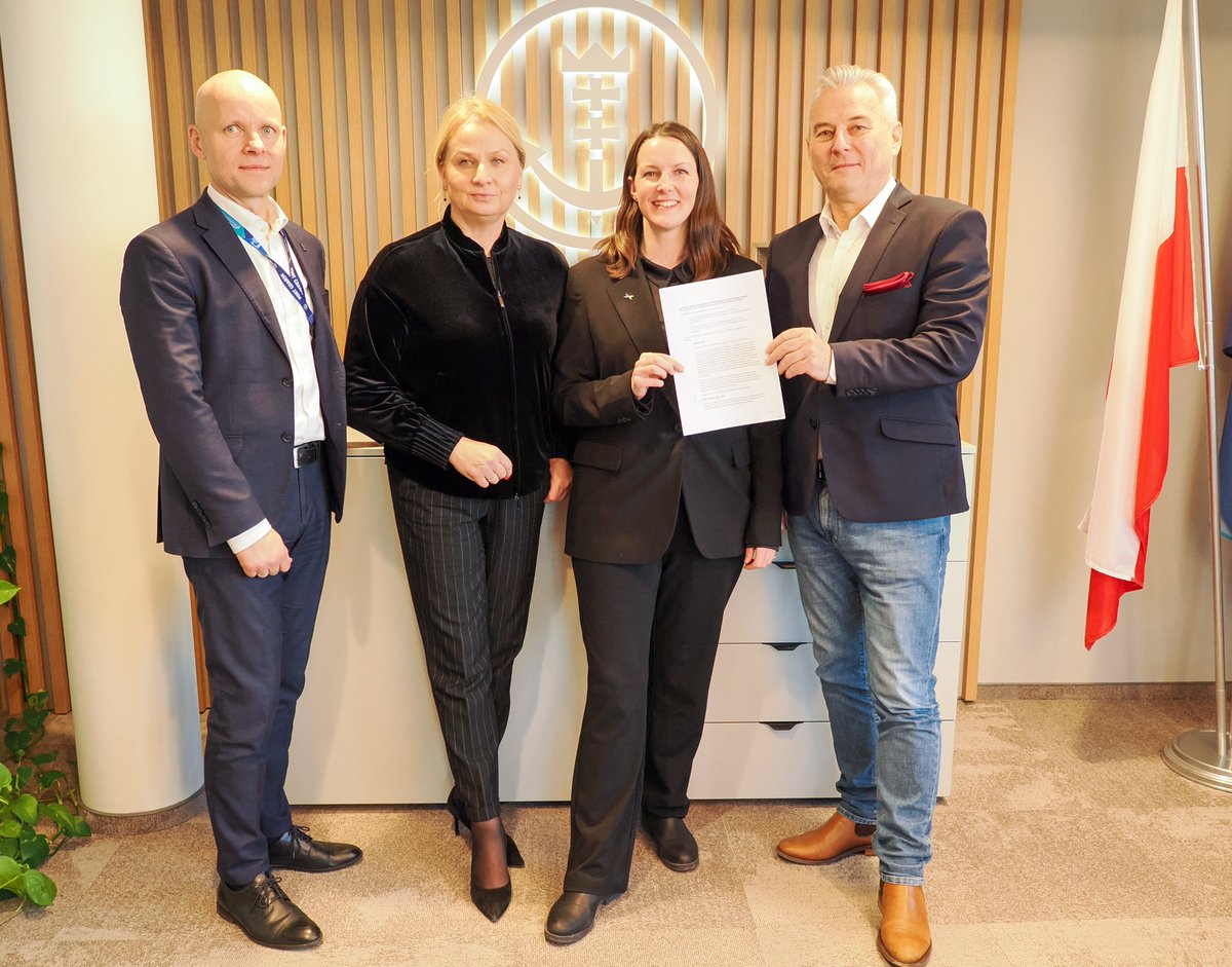 Polferries podpisało umowę na uruchomienie nowej linii promowej Gdańsk–Karlshamn w ramach projektu POLSCA Baltic Ferries. Połączenie wzmocni ofertę polskich armatorów na Bałtyku i relacje transportowe Polska–Szwecja. Rejsy 6 razy w tygodniu.