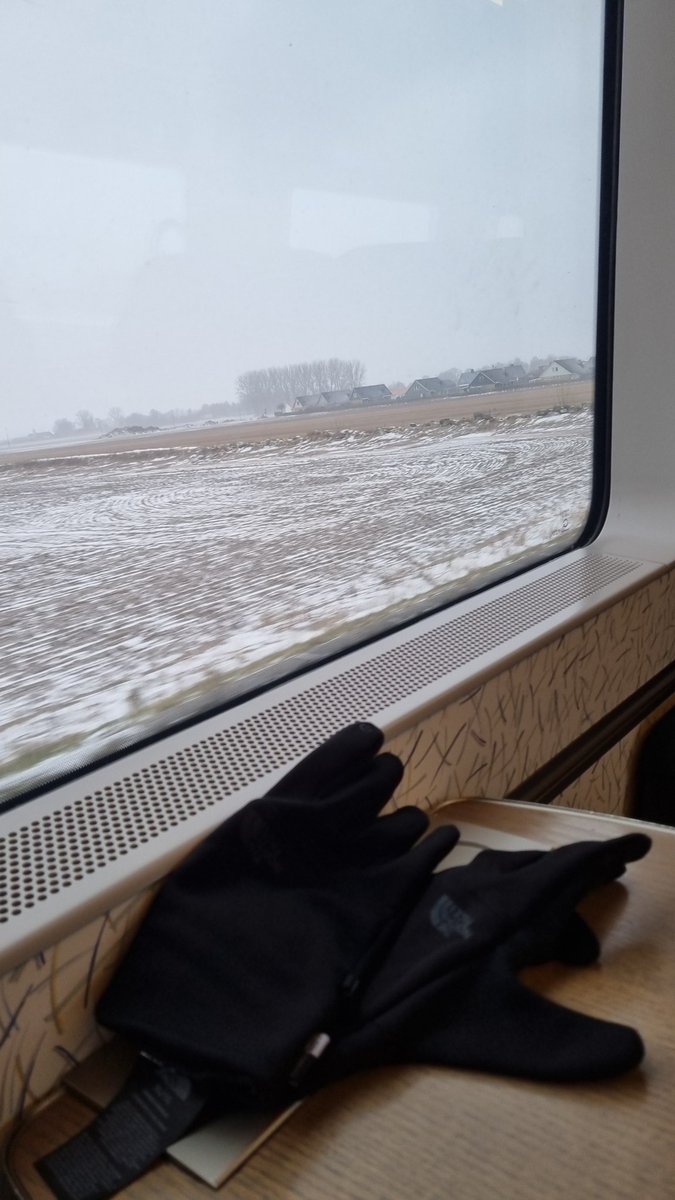 Behandlingsmöte nummer 2 idag.

Tog tåget idag för att slippa köra 14 mil x2. Fördelen är bekvämt och smidigt, nackdelen är araben bredvid som pratar i mobilen med högtalaren på. 

47 dagar spelfritt för första gången på ~5 år. Gymträningen är igång och motivationen är på topp.