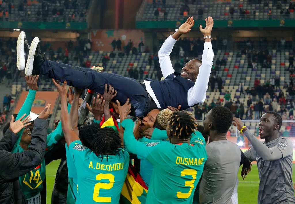 GaindeYi's tweet photo. Il y a 3 ans jour pour jour, le Sénégal écrivait l’une des plus belles pages de son histoire. Sous la houlette de Pape Bouna Thiaw, nos Lions locaux s’imposaient aux tirs au but face à l’Algérie et décrochaient le tout premier CHAN de leur histoire. #OnThisDay https://t.co/4IpciKSUoB