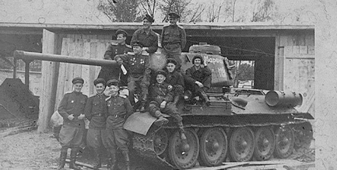 T-34の履帯はセンターガイド方式なので通常のパンター転輪を移植しただけだと転輪同士の隙間が大きくてセンターガイドをホールドできません。
加工して転輪同士の間隔を狭くしたのものもあり、このような改造をしたものは５対すべての転輪に履く事ができました。