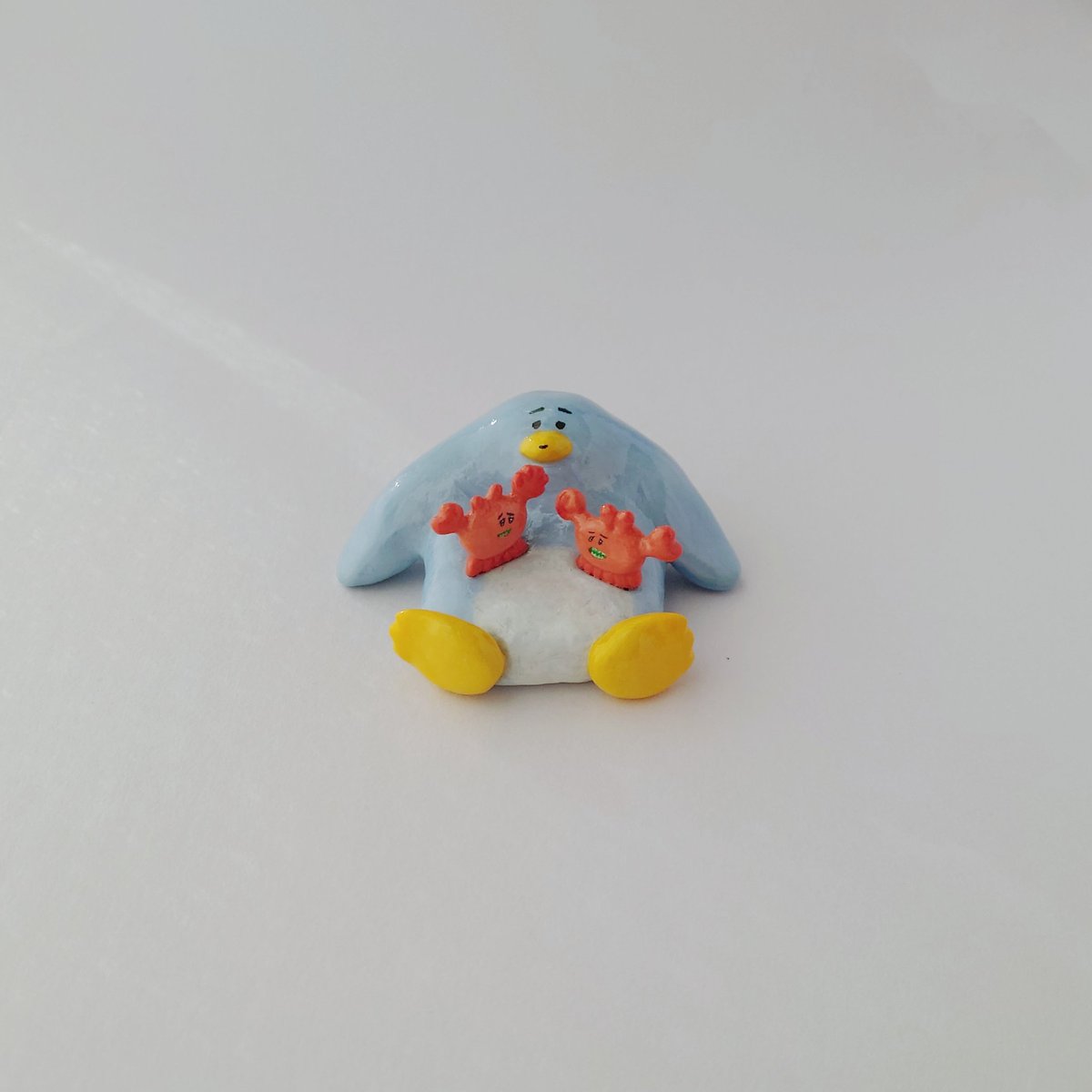 sabatomio's tweet photo. 小ガニのじゃんけんを見守るペンギン https://t.co/eUhDzjPPoO