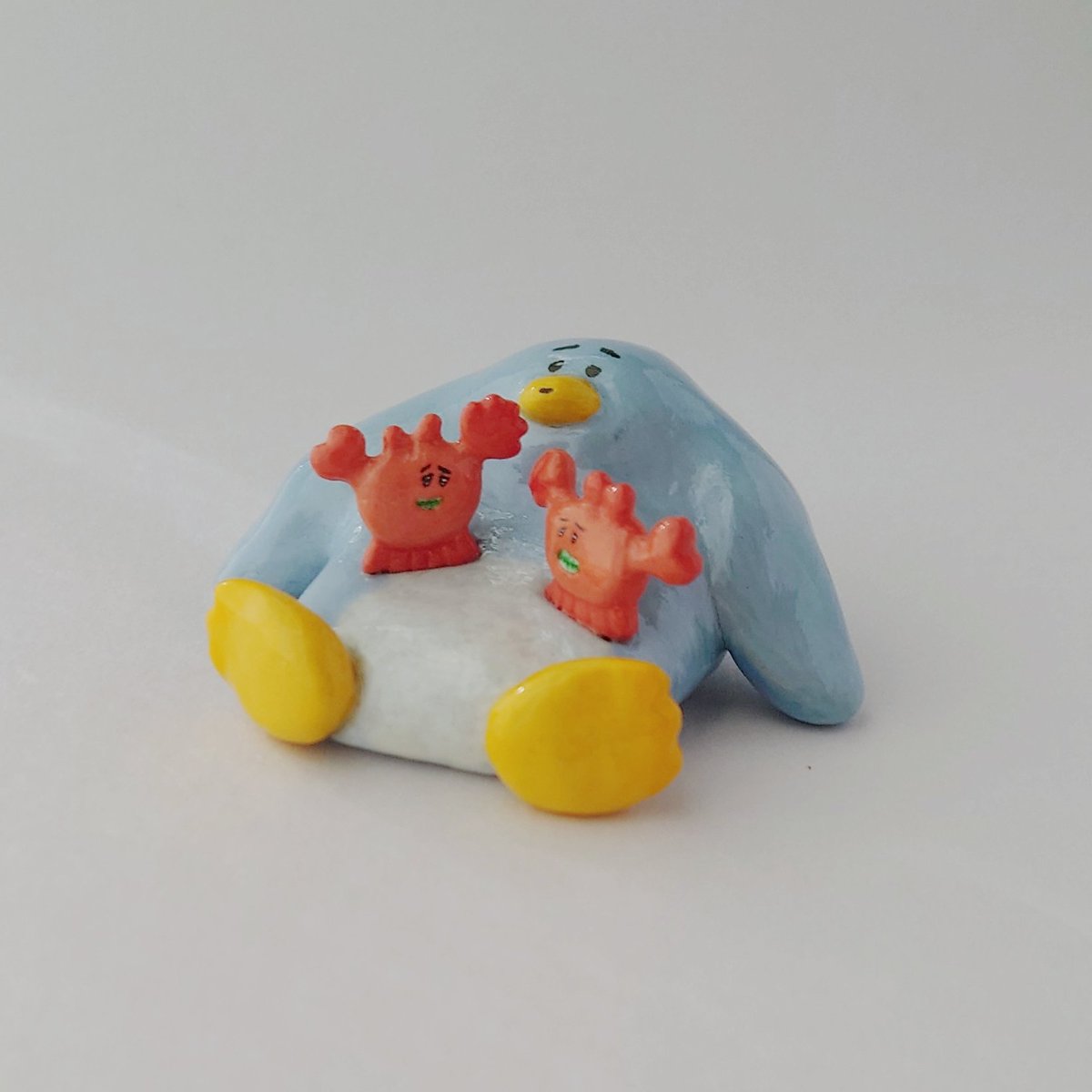 小ガニのじゃんけんを見守るペンギン