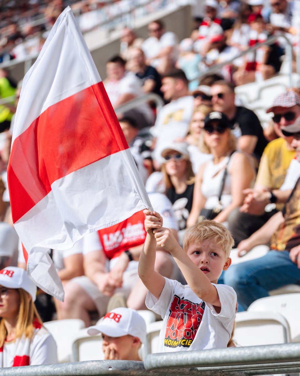 LKS_Lodz's tweet image. Przyjdź z dzieckiem na mecz, a to ono stworzy na #StadionKróla niepowtarzalną atmosferę! 🏟️

Przy współpracy ze Stowarzyszeniem Kibiców ŁKS Łódź w rundzie wiosennej w sektorze rodzinnym ruszy „Młoda Galera”. Najmłodsi wspólnie poznają odpowiednie dla nich stadionowe przyśpiewki,…
