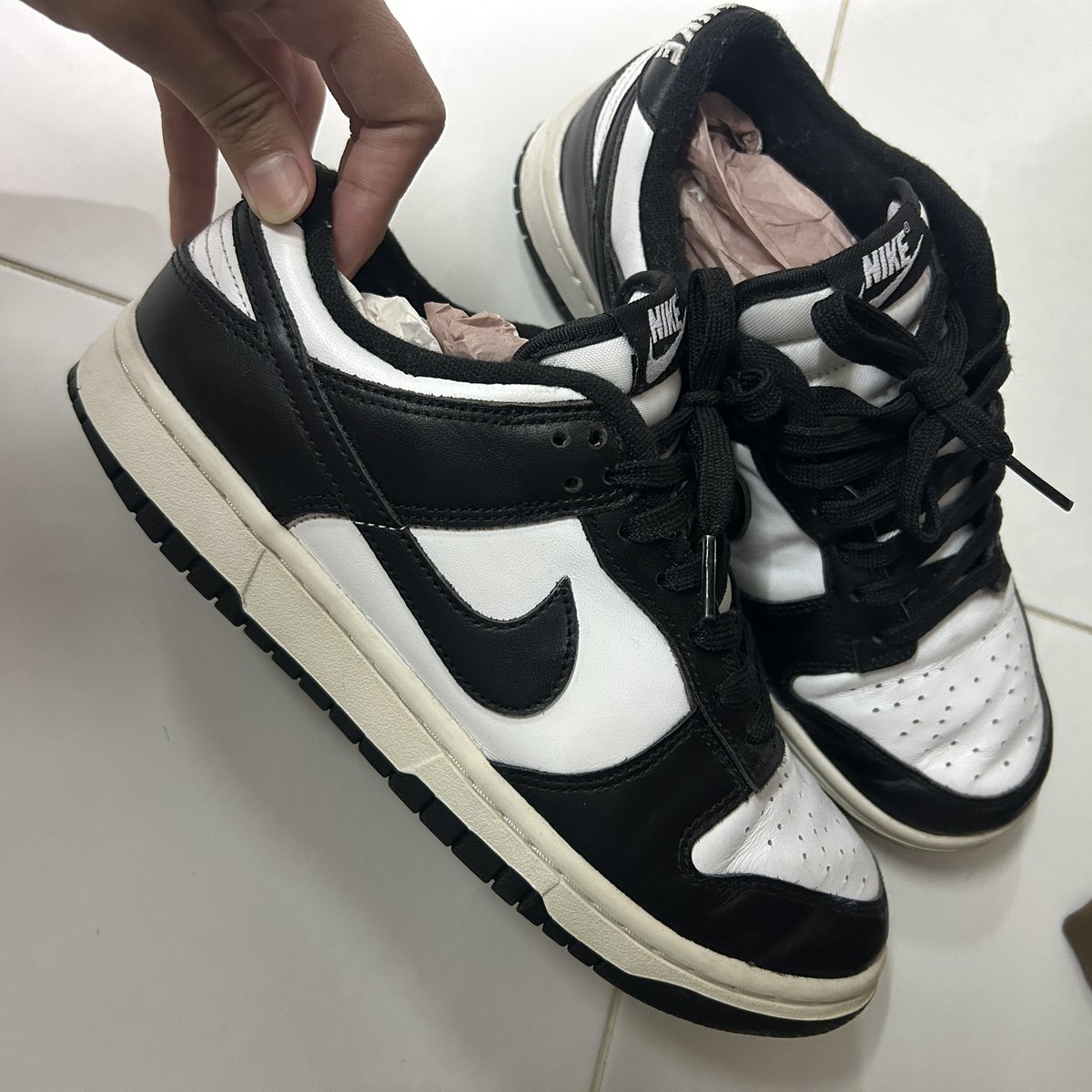 Jk242596's tweet photo. ส่งต่อไนกี้แพนด้า แท้💯 Size 39 
มีรอยตามการใช้งานเล็กน้อย 
570.- ส่งฟรีค่ะ ผ่อนได้7วัน🫶🏻💖

 #รองเท้ามือสองของแท้ #รองเท้ามือสอง #รองเท้าของแท้ #รองเท้าผ้าใบ #ส่งต่อรองเท้า #ส่งต่อ https://t.co/wmCIJiisLv