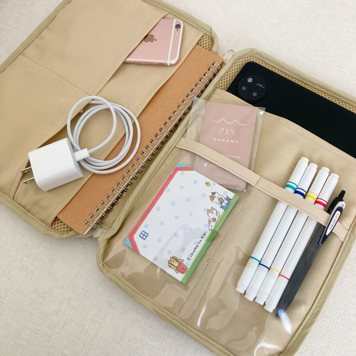 昨日に引き続き
新作のタブレットケース🧸
.
見開きでポケットたくさん☁️
ノートや付箋、筆記用具まで入るので
デスクワークや出張にも🌷
.
お子さんの持ち歩き用に
お絵描き帳やペン、
シールをまとめるのにも便利です💡
.
#タブレット #タブレットケース #ipadケース #ipad #ハンドメイド
.
.