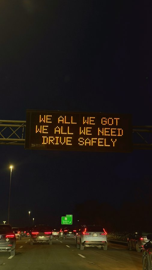 Las autopistas de Massachusetts andan diciendo...

WE ALL WE GOT, WE ALL WE NEED.

📷 <a href="/OnlyInBOS/">Only In Boston</a>