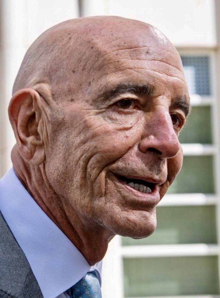 Şeytansı görünüme sahip bu şahıs #Epstein ile adı geçiyor sınırdışı edilmeli. Go home yanke #TomBarrack
