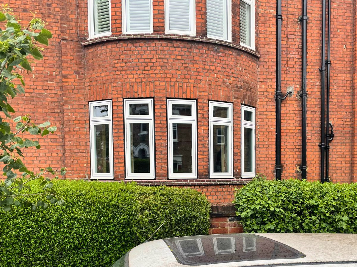 yordltd's tweet photo. 🔨 Design Drop Wednesday 🔨

This week’s #DesignDropWednesday features the elegance and high performance of Rationel Bay Windows.

When choosing @Rationel_UK windows is you benefit from world-class Danish engineering, exceptional energy efficiency, and a wide range of colours. https://t.co/CpR7l5OZbt