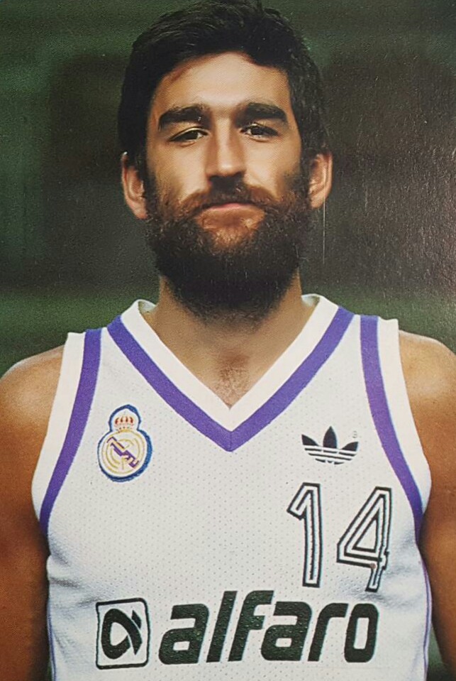 Rancoma_'s tweet image. Este 4 de febrero cumple 67 años Juanma López Iturriaga, alero del equipo de Baloncesto del Real Madrid entre 1976 y 1988. Icono de la época en el cuadro blanco y en la Selección. Medalla de Plata Los Ángeles 1984. Felicidades a nuestro ex jugador.
📸 Fotografía de Raúl Cancio.