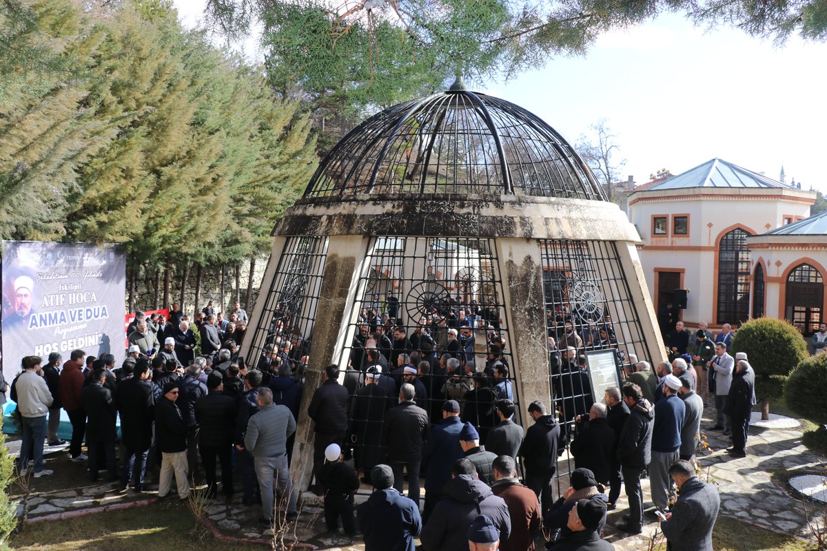 Genel Başkanımız Sayın Zekeriya Yapıcıoğlu, İskilipli Atıf Hoca'nın kabri başında düzenlenen "Şehadetinin 100. Yılında İskilipli Atıf Hoca'yı Anma Programı"na katıldı.

İskilipli Atıf Hoca ve zulmen katledilen tüm şehitleri rahmetle yâd ediyoruz.