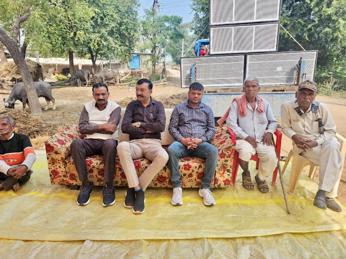 Ajay_Darji_'s tweet photo. આજરોજ ચારણગામ (ન) મુકામે ગુજારી ફળિયાંમા બાબા રામદેવ પીર ના નવીન મંદિરના ભુમિ પૂજન માં હાજરી આપી 
જેમાં આ પ્રસંગે મંદિરના બાંધકામ નિમિત્તે P.D.C બેંક ડિરેક્ટર સંજયભાઈ બારીયા તરફથી ૫૧,૦૦૦,પંચમહાલ ડેરી ના ડિરેક્ટર જુવાનસિંહ ચૌહાણ તરફથી ૧૧,૦૦૦,મારા તરફથી પણ ૧૧,૦૦૦ ની ભેટ આપવામાં આવી https://t.co/9AoVFAdlFJ