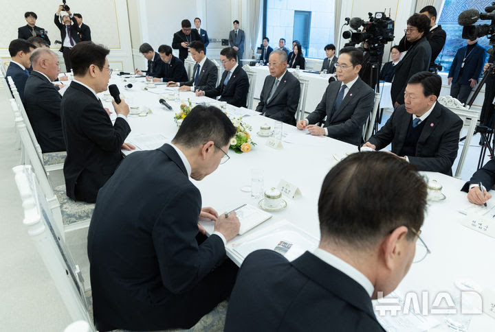 함께 광장에 서서 윤석열 탄핵을 위해 싸웠던 노동자 시민은 오늘 구속 여부를 결정받기 위한 재판을 받았는데 그 시간에 '빛의 광장'에 빚을 졌다는 이재명 대통령은 온갖 재벌 총수들을 다 불러모아 앉혀 놓고 화기애애하게 간담회를 가졌나 보네요. 보기 좋읍니다.