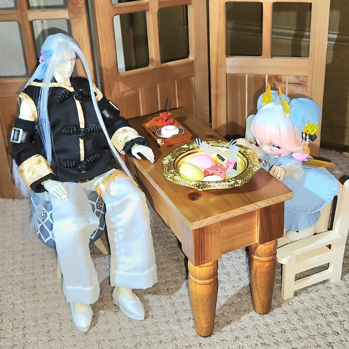 #プティモンド パーテーションミニ、ベンチを購入しました。
ガウさん(33cm)とジュウジュウちゃん(17cm)や手持ちの椅子類と並べるとこんな感じ。
滑り止めシールが付属していたので底面に貼って、ネジで着脱式になっているベンチ脚を装着。
適当に並べるだけで背景がそれっぽくなるの助かる🥰