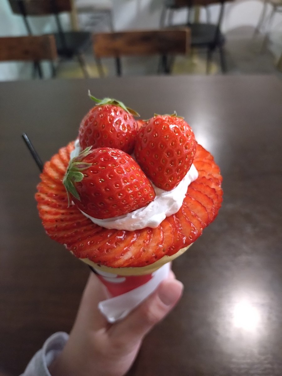 konatsu_takagi's tweet photo. 【HUB KITCHEN】本町ダイニング横丁
🔴HACCHA BOOTH
🔵イチゴスペシャル
パンチだけだけどミット打ちイケた🥊
ちょっと寄り道してイチゴの花びらクレープを🌼
イチゴたっぷり、中のクリームギッシリで美味しいです😋
#本町 #hubkitchen #クレープ #イチゴ #可愛い https://t.co/aEsFzqwzRJ
