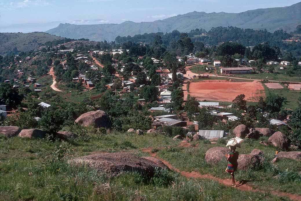 BuhleBakaNgwane's tweet photo. HHAYI NANI!!! 🙅🏾♀️
Msunduza has has that tag since the 1970s...! The biggest "black location" in Swaziland even at that time 🤩
📸: Ludo Kuipers, 1970 & 1971
#Skom #mbabane #eswatini https://t.co/584hUMsLTp