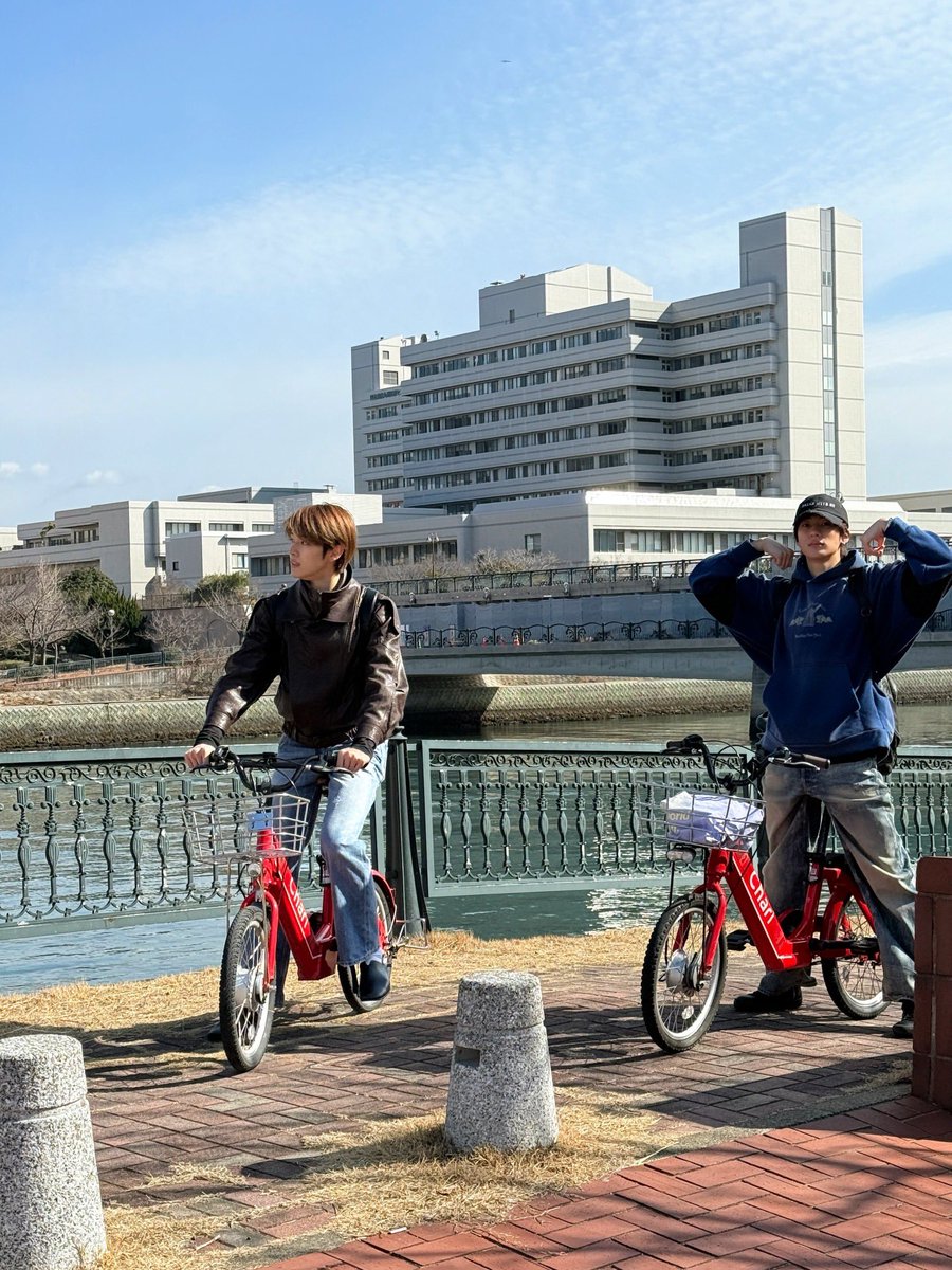 둘이서 자전거 산책 ㅈㅉ 강아지들 같구 기욥따