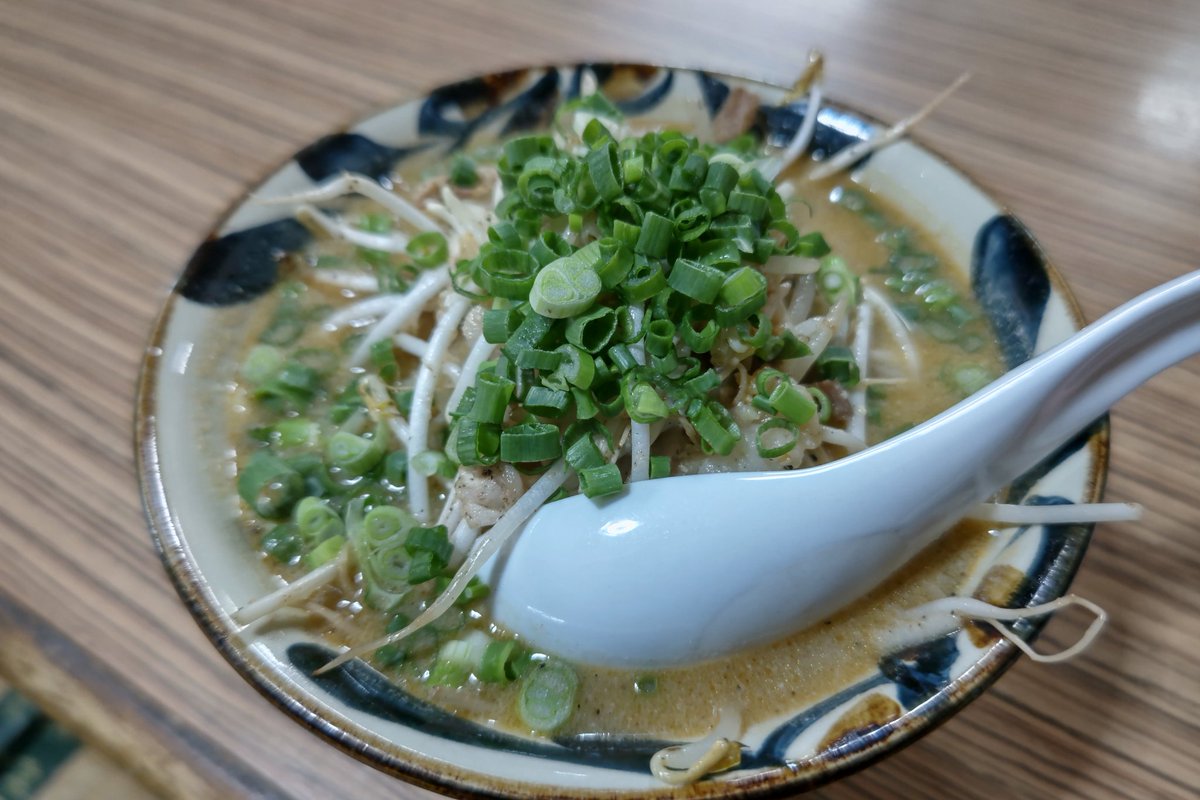 Marveric67's tweet photo. 数年ぶりのピリ辛もやしそば。
美味しかった。
それにしても久米島空港で、乗り継ぎ無いはずなのに降りて直ぐに待合室に15人くらい続々入って来た人達はなんなんでしょうね。
小さい飛行機しかない所に仕事で行く事が多いので、席が取れなくて困ります。 https://t.co/IixCpQTmti