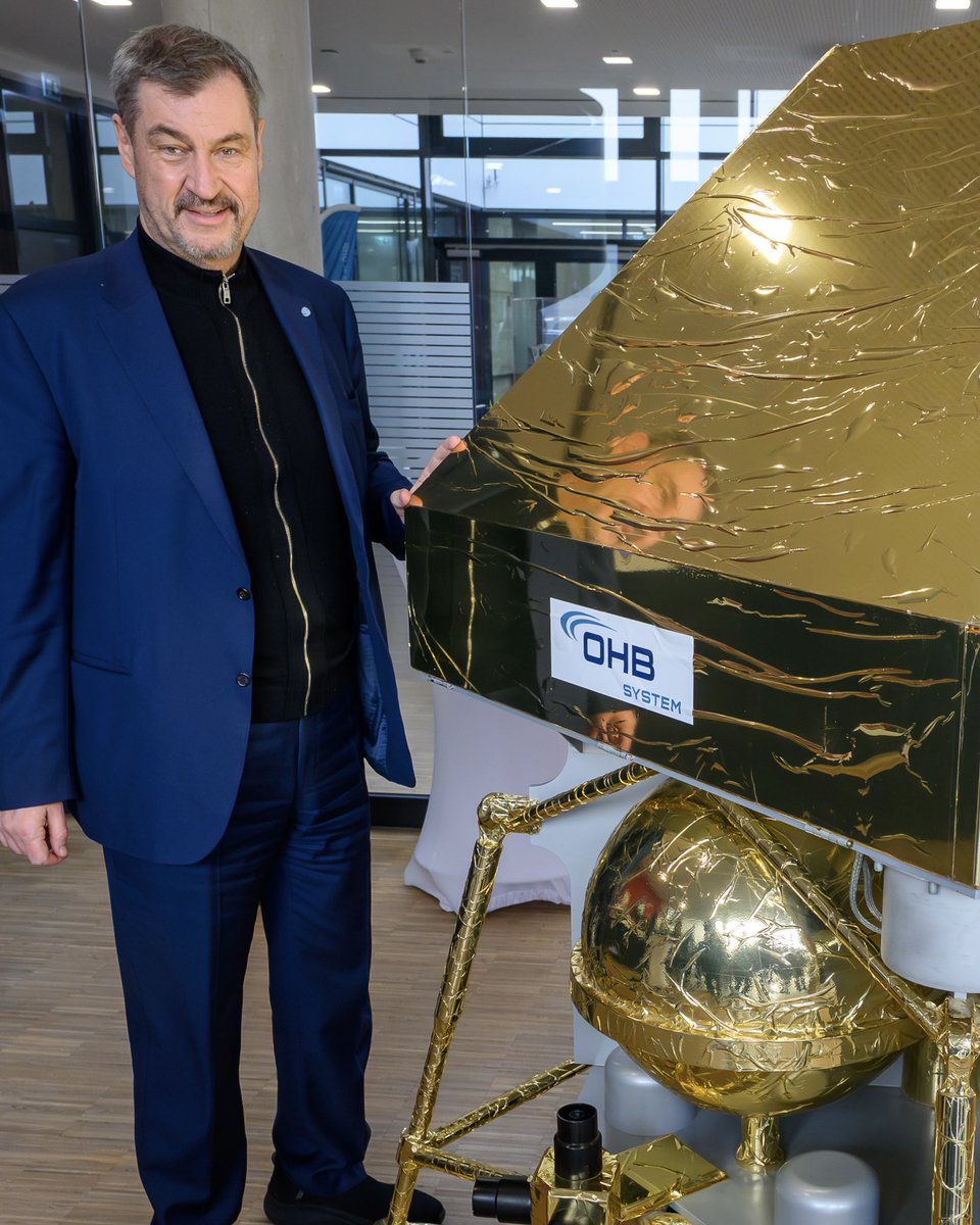 Markus_Soeder's tweet photo. Mond 2: Bayern ist Space-Minded! Unser Mondkontrollzentrum wirkt: Das große Raumfahrtunternehmen OHB bündelt seine Mondaktivitäten in der neuen „European Moonport Company“ bei #München. Das ist ein weiterer Schritt Bayerns als #SpaceValley für Deutschland und ganz Europa. War dazu heute gerne zum „Moon Talk“ mit @ESA_de-Generaldirektor Josef Aschbacher vor Ort in Oberpfaffenhofen. Die Luft- und #Raumfahrt boomt in Bayern: Wir schaffen ein einzigartiges Ökosystem für viele neue Arbeitsplätze mit inzwischen 12 Mrd. Euro Umsatz und 38.000 Beschäftigten. Aus Bayern heraus spielen wir mit Bund und ESA Doppelpass. Bayern wird als Bundesland bis 2030 über eine Milliarde Euro allein in Luft- und Raumfahrt investieren – von Unis und Forschung über Start-up-Förderung bis hin zu vereinfachten Ansiedlungen für Verteidigungs- und Raumfahrtunternehmen. Während andere kürzen, investieren wir eine Mrd. Euro extra in Forschung und Wissenschaft unserer Hightech Agenda Bayern. Das wirkt: Bayern ist inzwischen Start-up-Land Nummer 1, die TUM und die LMU sind die beiden besten Unis in der EU und fast die Hälfte des Wagniskapitals in Deutschland fließt nach Bayern.