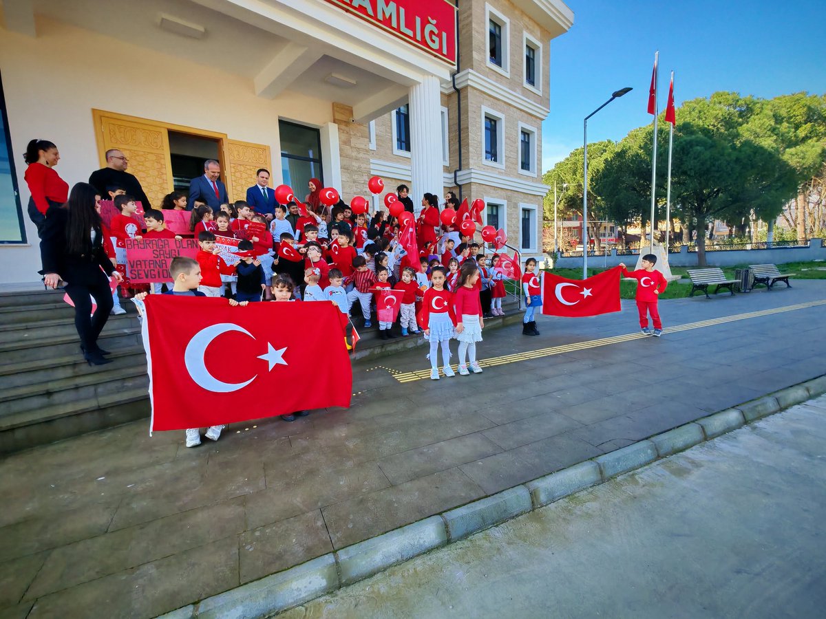 TCKarpuzlu's tweet photo. Karpuzlu Anaokulu öğrenci ve öğretmenleri bayrağımıza duydukları saygı ve sevgiyi ifade etmek için bayrak sloganları ile Hükümet binamızı ziyarete gelerek Kaymakamımız Sayın Mustafa BAYRAM'a ve İlçe Milli Eğitim Müdürümüz Sayın Cemal AĞIROL'a bayrak tesliminde bulundular. https://t.co/INtvHdoI28