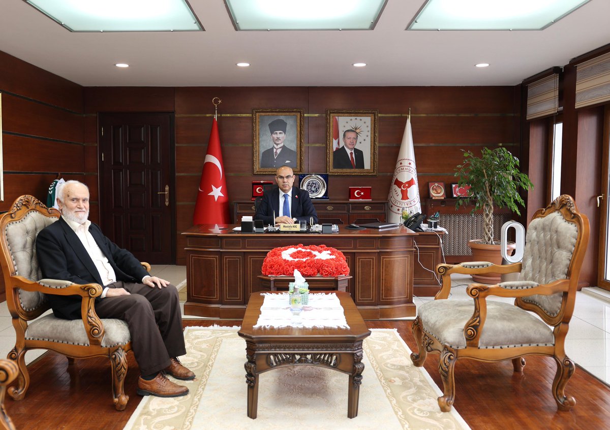 Valimiz Sayın Mustafa Koç, Sebilürreşad Dergisi Giresun Temsilcisi Ahmed Çıtlakoğlu’nu kabul etti.

​Giresun ve kültürel faaliyetler üzerine gerçekleştirilen sohbette, Ahmed Çıtlakoğlu Valimize yeni görevinde başarılar diledi. 

Sayın Valimiz, Nazik ziyaretlerinden dolayı