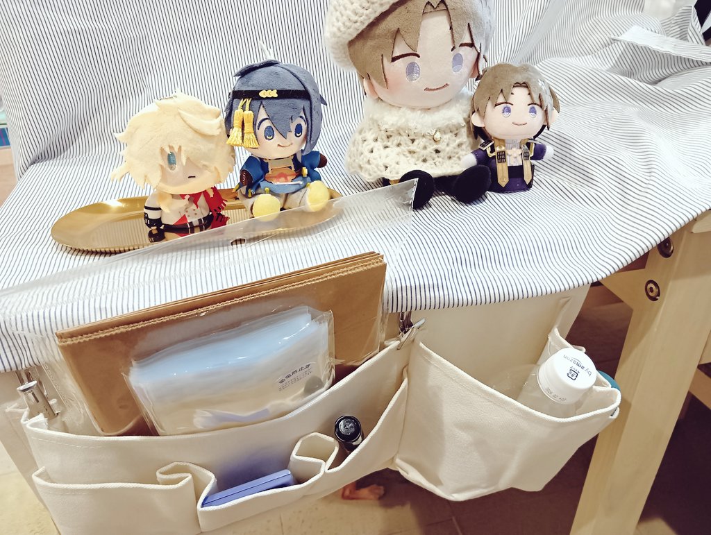 yutoha_'s tweet photo. ダイソーで見つけた収納がサークル参加時に便利なのでは?と試してみたよ✨
テーブル布にマジックテープ止めが一番いいのかなーと思うけど布なくてもフックにかけたら使える。背面に支えがないので斜めになっちゃうけど💦
マチしっかりあるので何でも入れられそう👏ペットボトルも余裕でした https://t.co/xwdUsWqsOJ