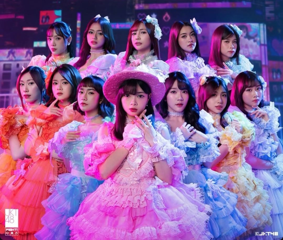 updatesjekeyti's tweet image. JKT48 stuns with an ugly costume for ‘Andai ’Ku Bukan Idola,’ made by Evelyn.