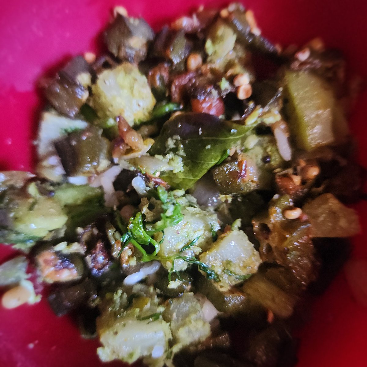 nareshchandrac's tweet photo. Today's late breakfast: #FoodPost
Some fresh fruits and vegetable slices for salad(already hslf eaten 😁), some Ghee Rice and then some Alugadde and Seeme Bhadhnekaayi Palya. 😃 Good & Healthy Food. 😋👌
#Breakfast #HomeFood #NaturalFood https://t.co/R1FUHJ3rBc
