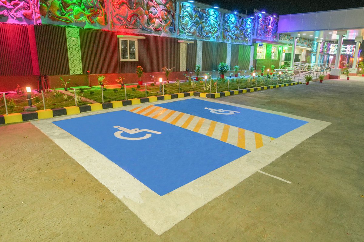 RailMinIndia's tweet photo. पश्चिम बंगाल का पुनर्विकसित तमलुक स्टेशन!

-आधुनिक यात्री सुविधाओं से सुसज्जित स्टेशन भवन
-उन्नत सर्कुलेटिंग एरिया एवं विस्तारित प्लेटफॉर्म शेल्टर
-दिव्यांगजन-अनुकूल सुविधाएं व मॉडर्न शौचालय
-सुगम आवागमन के लिए साइनेज, बेहतर पार्किंग एवं फुट ओवर ब्रिज
#AmritStation https://t.co/TOhV2xOHbt