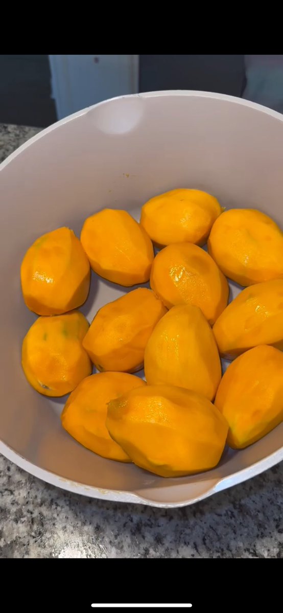 Yoga_Queen01's tweet image. I made mango stew for the second time. I used goat meat &amp;amp; dried fish to give it that rich, tasty flavor. 😋

1. Get fresh mangoes, wash &amp;amp; boil until soft (you can slice them if you like).

2. Once soft, add some blended mango, onions, crayfish, pepper, seasoning, &amp;amp; any protein of…