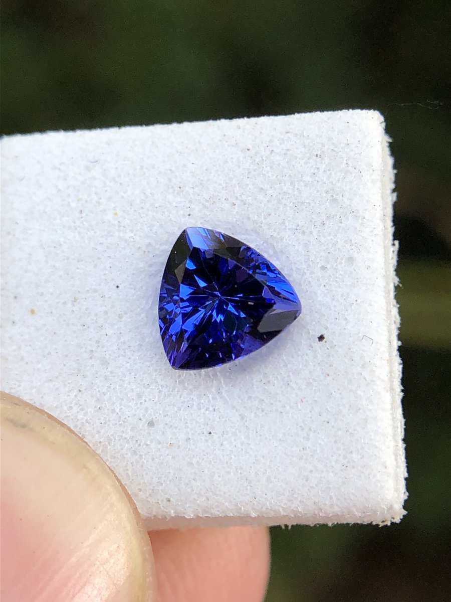 天然タンザナイト 華麗なAAAカラー トリリアントカット 重量：0.83