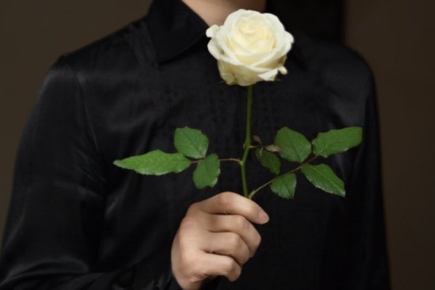 <a href="/takeshima_staff/">竹島宏 Hiroshi Takeshima【公式】</a> 宏くん❤️こんばんは♡ ʕ•ﻌ•ʔฅ´- ✨
＂薔薇・白"🤍
花言葉は〜「深い尊敬」
2月4日立春
ビートルズの日
又又、素敵な宏くん❤️
昨夜🌃の生配信、お疲れ様です(｡･ᴗ･)_🍵
明日は〜春🌸の陽気だそう(｡•ᴗ•｡)♡
早く、春が来るといいね💕︎
 #昭和歌謡パレード
楽しみです🎶☺️
 #竹島宏