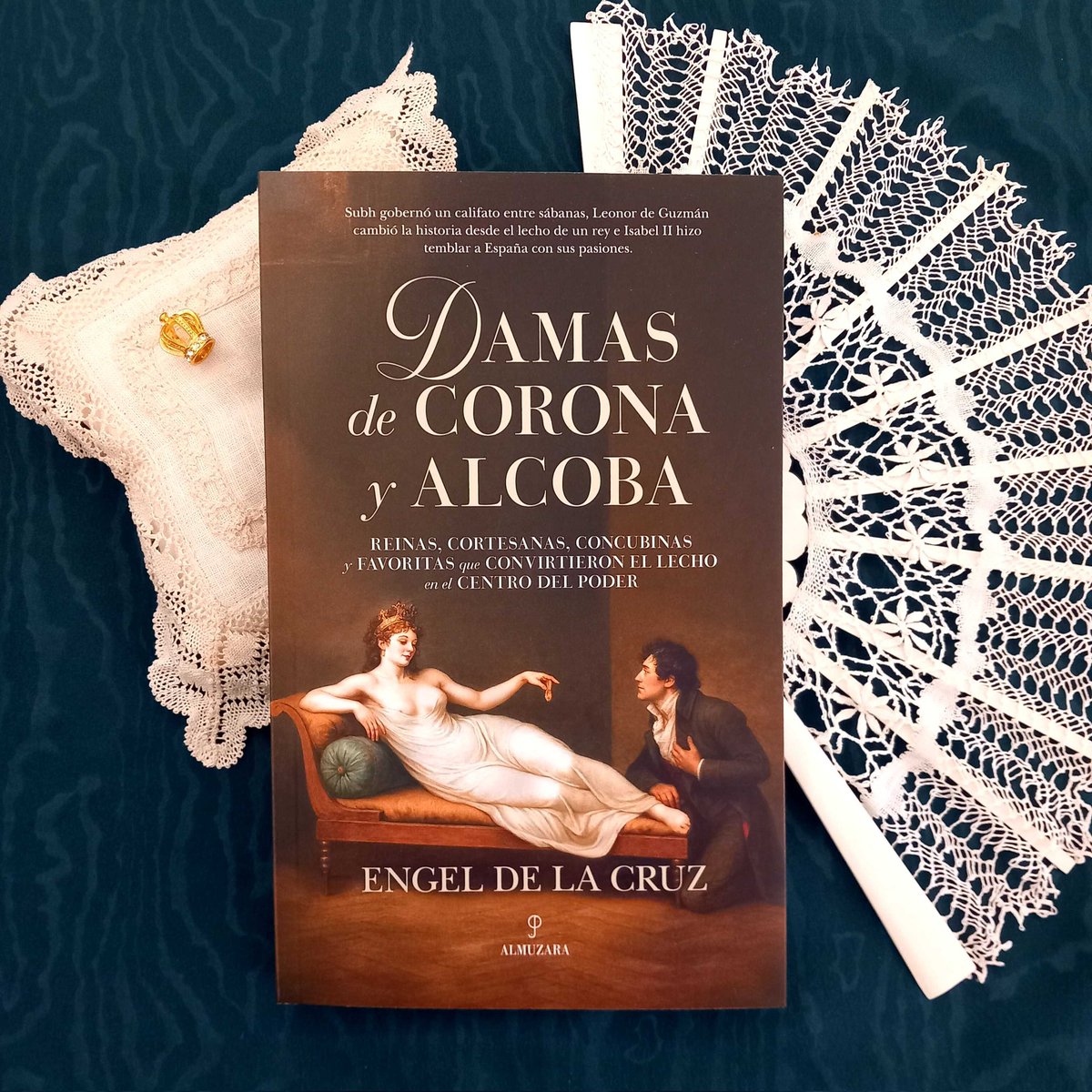 Atrapada en unas hojas de papel tweet media