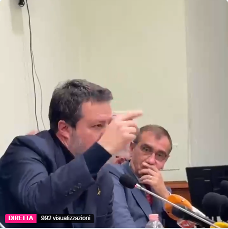 Salvini: mi dicono che da ieri stanno aumentando
gli iscritti alla Lega!
Poveraccio la botta è stata tremenda.🤣🤣🤣🤣🤣