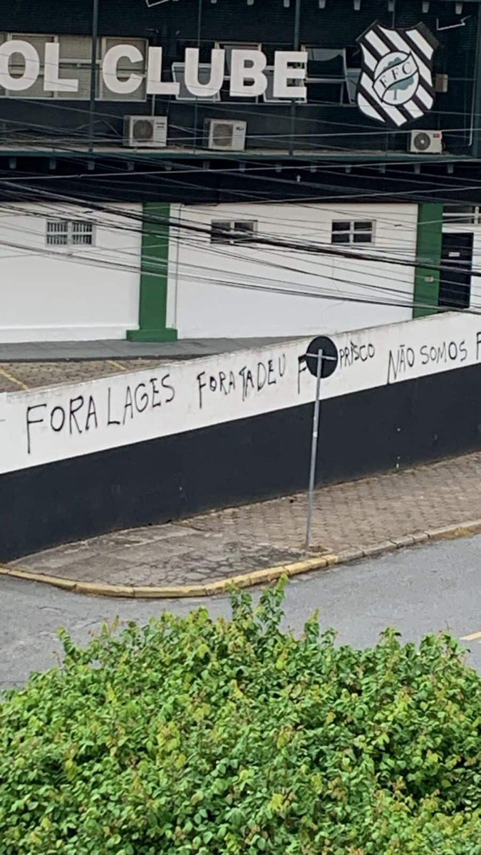 PROTESTO NO SCARPELLI!

Assim amanheceram os muros do Estádio Orlando Scarpelli na manhã dessa quarta-feira.

Hoje tem reunião do CD e também está previsto manifestação da torcida em frente a secretaria do Scarpelli.