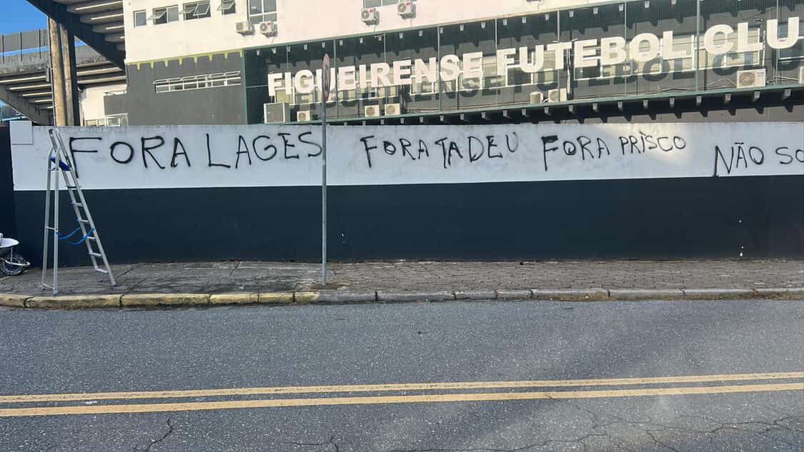 gustavowillamil's tweet photo. PROTESTO NO SCARPELLI!

Assim amanheceram os muros do Estádio Orlando Scarpelli na manhã dessa quarta-feira.

Hoje tem reunião do CD e também está previsto manifestação da torcida em frente a secretaria do Scarpelli. https://t.co/5LTiJQThLb