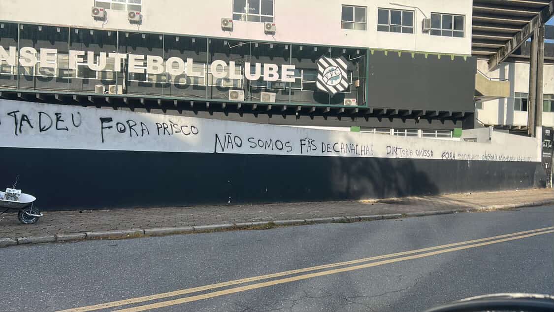 gustavowillamil's tweet photo. PROTESTO NO SCARPELLI!

Assim amanheceram os muros do Estádio Orlando Scarpelli na manhã dessa quarta-feira.

Hoje tem reunião do CD e também está previsto manifestação da torcida em frente a secretaria do Scarpelli. https://t.co/5LTiJQThLb