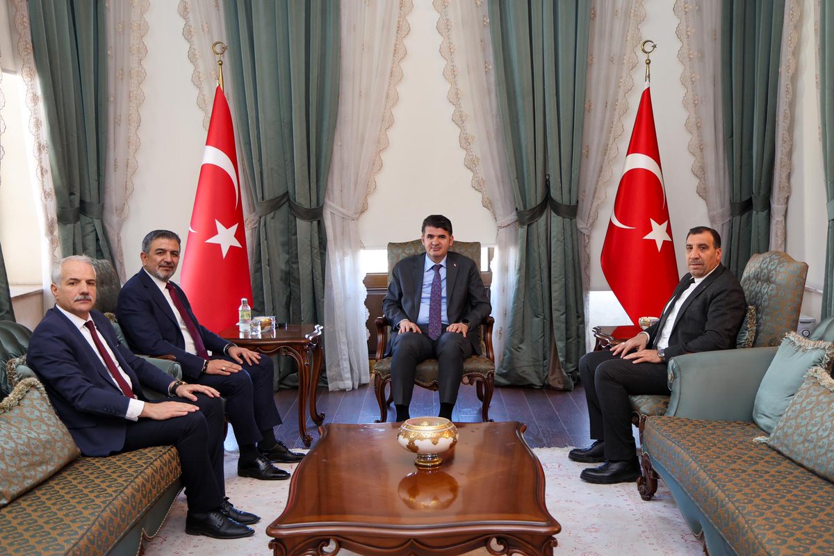 Valimiz Ömer Kalaylı TBMM 25. ve 26. dönem AK Parti Kilis Milletvekili Sayın Reşit Polat, önceki dönem Polateli Belediye Başkanı Sayın Hakkı Çelik ve Şube Müdürü Sayın Hüseyin Polat' ı kabul etti.

<a href="/KalayliOmer/">Ömer Kalaylı</a> 
#Kilis