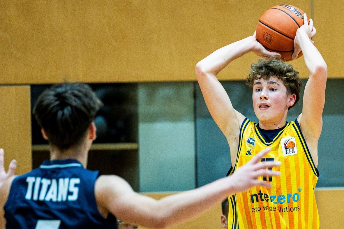 dieNBBL's tweet photo. JBBL-Update: Oldenburg kassiert erste Pleite (70:82 vs. Hamburg), ALBA bleibt makellos (6-0). Ulm weiter ungeschlagen (7-0). In der Relegation patzt Braunschweig, Bayern marschiert weiter. https://t.co/w1FdDGwOpw