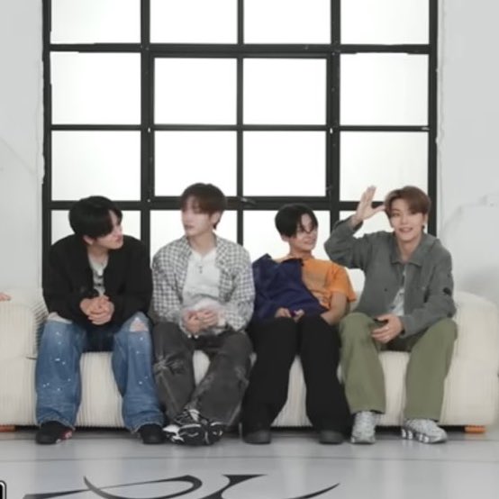 princessawonie's tweet photo. Why is there a girl in a boy group? https://t.co/t2PEVqV1q3