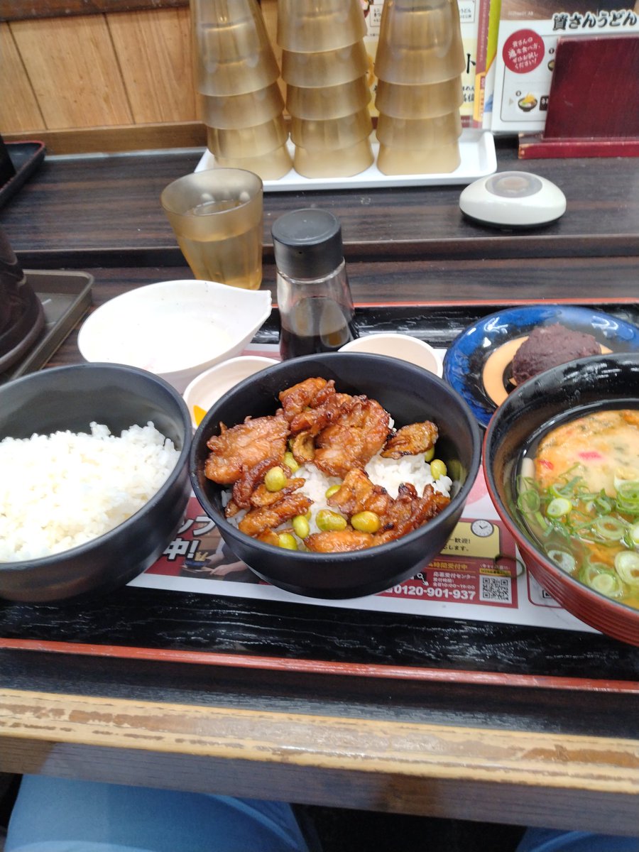 RNぽんこつ猟師。いつもの資さんうどん綾羅木店で、またもぶちしあわせセットに中ライスを追加♫チキン2ごぼう丼レギュラーサイズ熱望です！そして、ぜひレギュラーメニューに！😋各県でご当地メニューを作って、制覇したらマスター称号授与なんてのも面白そうですw
#サムデー　#きのう何うどん食べた