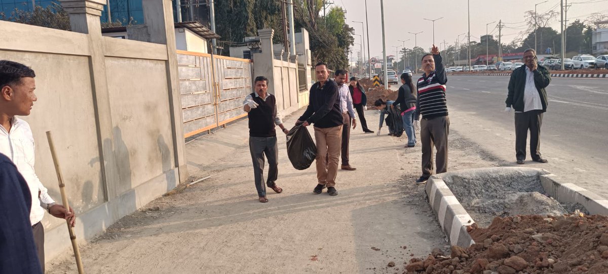 stpiguwahati's tweet image. As a part of  #SwachhataPakhwada2026 a rally organized in Airport Road to create awareness on ill effects of single use plastic. To demonstrate, #cleanliness of the area was maintained by #STPIINDIA staff and motivated volunteers.@GoI_MeitY @arvindtw  @guptaa_sanjay @SoumyaOtta
