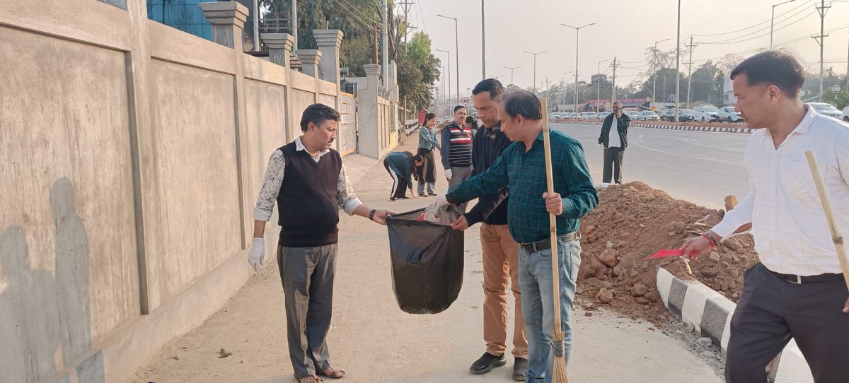 stpiguwahati's tweet image. As a part of  #SwachhataPakhwada2026 a rally organized in Airport Road to create awareness on ill effects of single use plastic. To demonstrate, #cleanliness of the area was maintained by #STPIINDIA staff and motivated volunteers.@GoI_MeitY @arvindtw  @guptaa_sanjay @SoumyaOtta