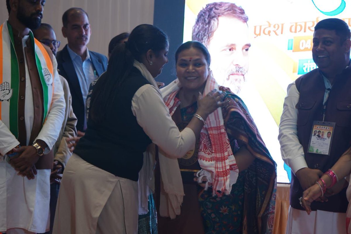 झारखंड प्रदेश युवा कांग्रेस की कार्यकारिणी बैठक में ग्रामीण विकास मंत्री श्रीमती <a href="/DipikaPS/">Dipika Pandey Singh</a> जी ने युवा कांग्रेस कार्यकर्ताओं एवं पदाधिकारियों को मार्गदर्शन प्रदान किया।”
